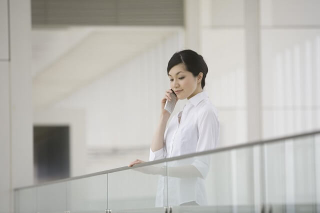 電話をかける女性