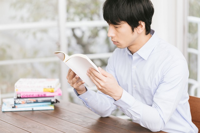 勉強する男性