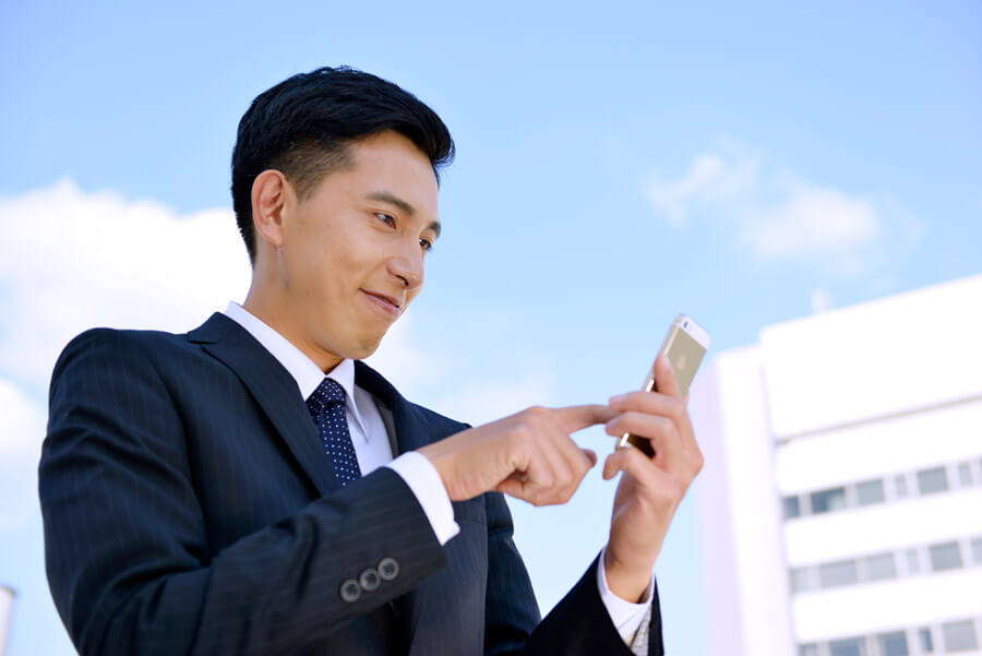 スマホをもつ男性