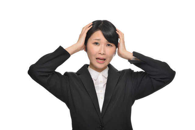 頭を抱える就職活動中の学生