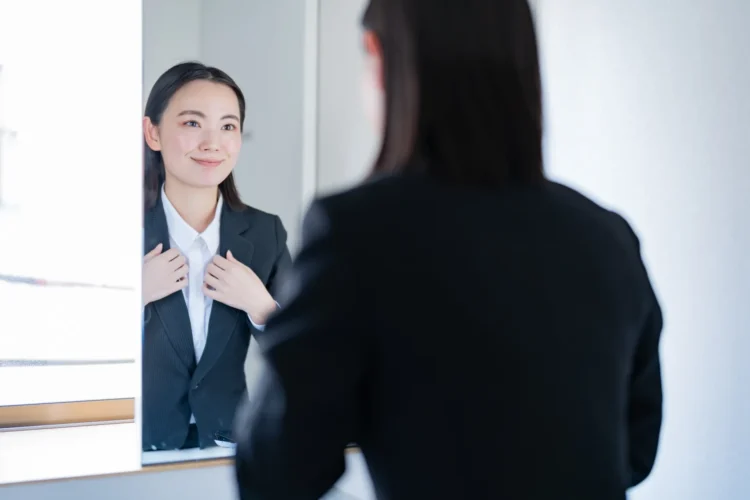 【就活生200のアンケートから読み解く】女子の就活写真の服装は何が正解4