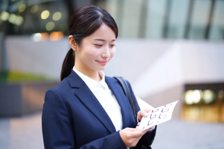 【就活生200のアンケートから読み解く】女子の就活写真の服装は何が正解3
