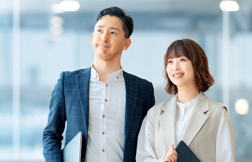 就活で「服装自由」はオフィスカジュアルで行けばいい？男女別の具体例1